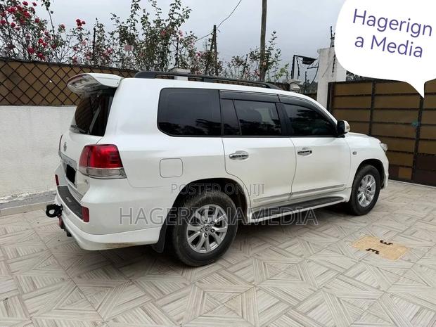 Toyota Land Cruiser 2010 White