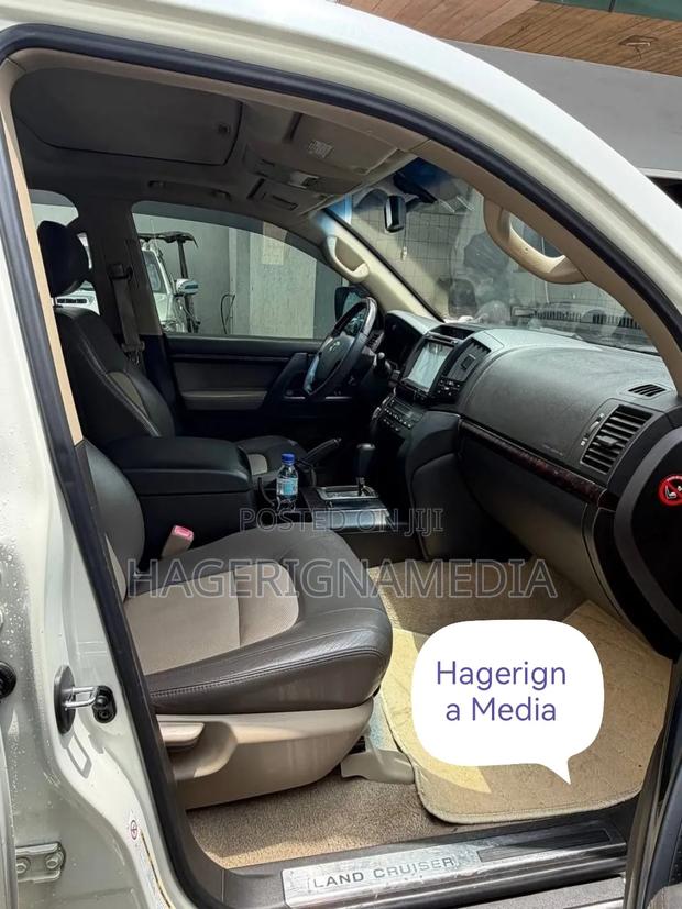 Toyota Land Cruiser 2010 White