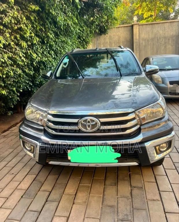 Toyota Hilux 2017 Gray