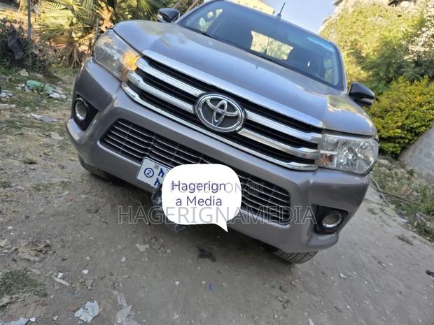 Toyota Hilux 2016 Gray