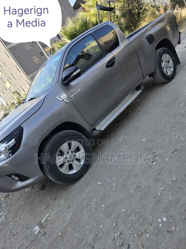 Toyota Hilux 2016 Gray