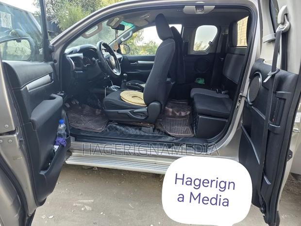 Toyota Hilux 2016 Gray