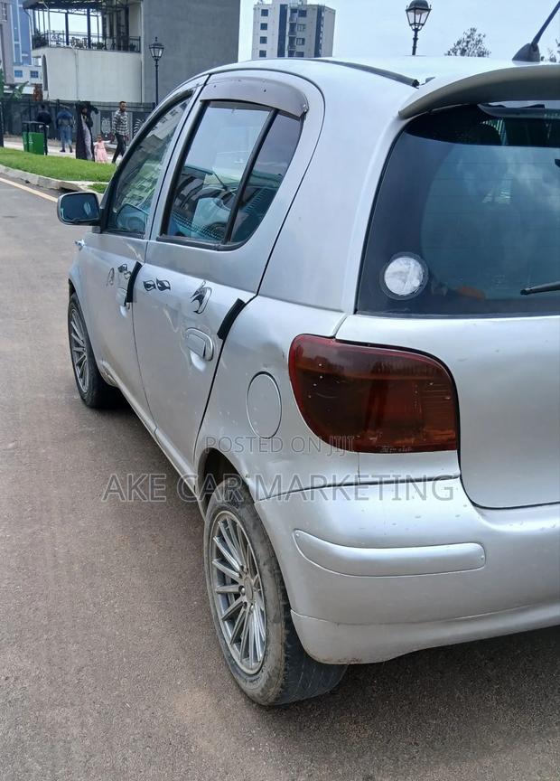 Toyota Vitz 2002 Silver