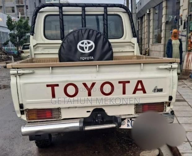 Toyota Land Cruiser 2016 White