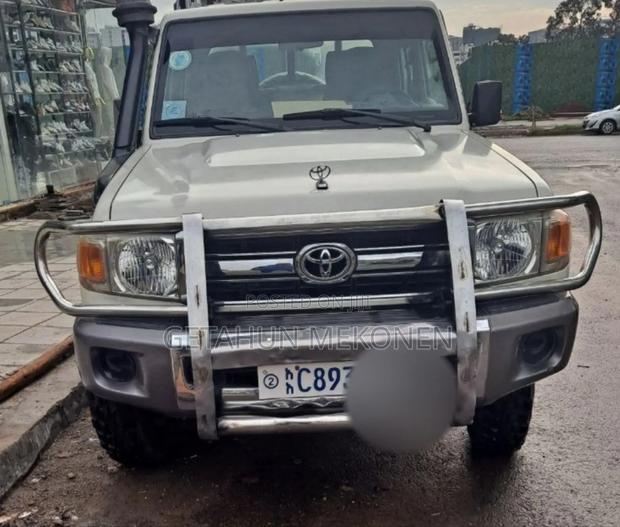 Toyota Land Cruiser 2016 White