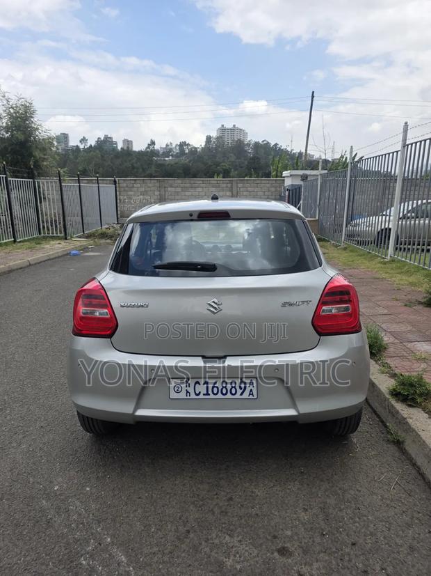 Suzuki Swift 2022 Silver