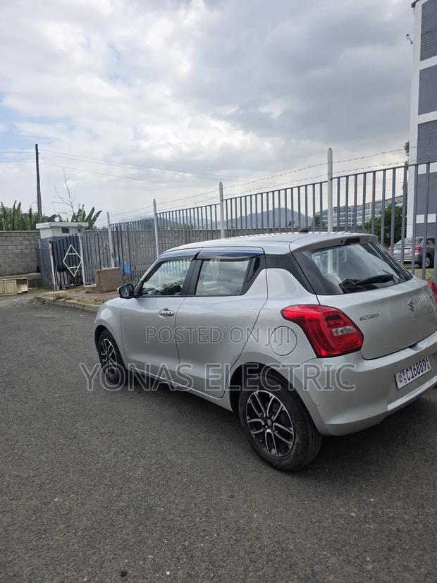 Suzuki Swift 2022 Silver