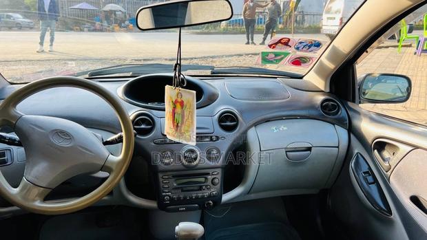 Toyota Vitz 2000 Black