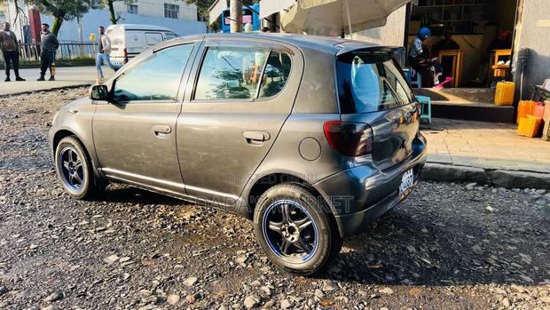 Toyota Vitz 2000 Black