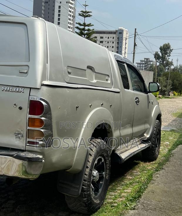 Toyota Hilux 2010 Gray