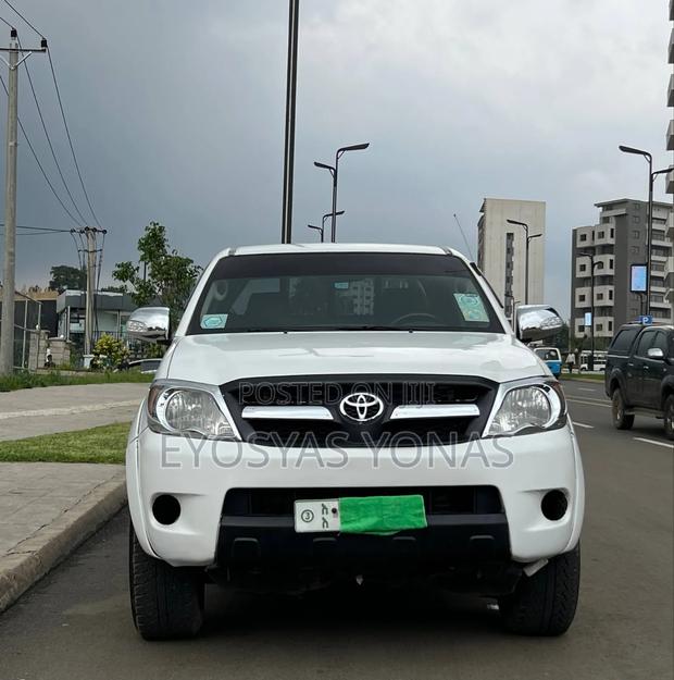Toyota Hilux 2006 White