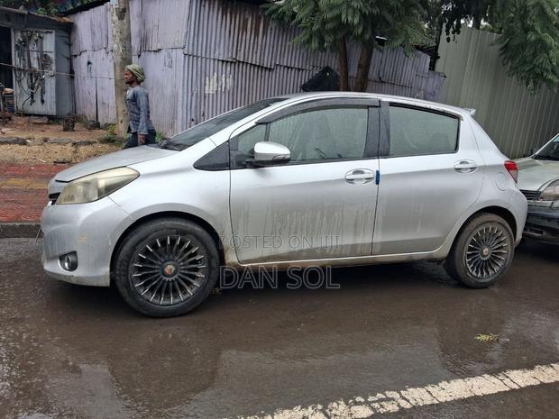 Toyota Yaris 2011 Silver