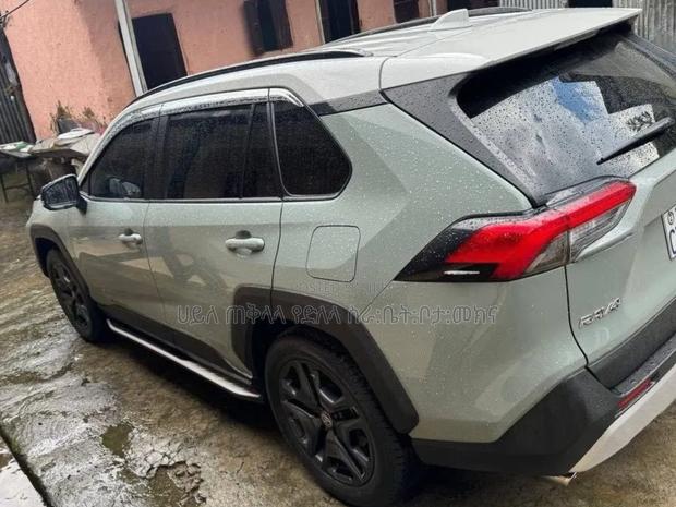 Toyota RAV4 LE 2022 Orange