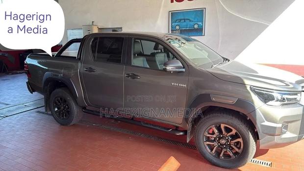 New Toyota Hilux 2025 Gray