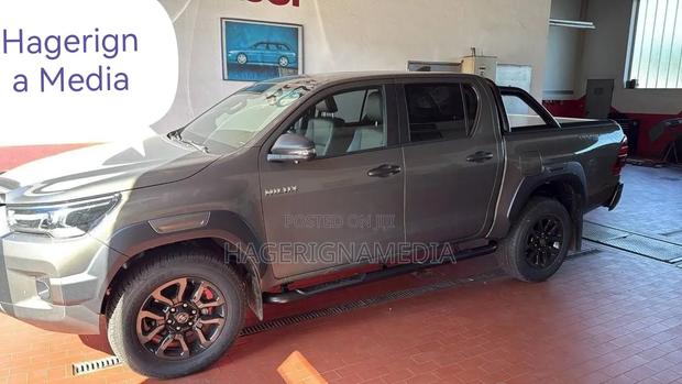 New Toyota Hilux 2025 Gray