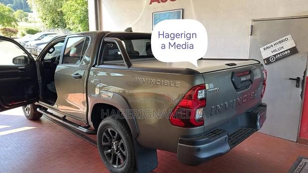 New Toyota Hilux 2025 Gray