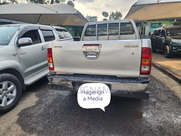 Toyota Hilux 2010 Silver