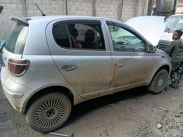 Toyota Vitz 2000 Silver