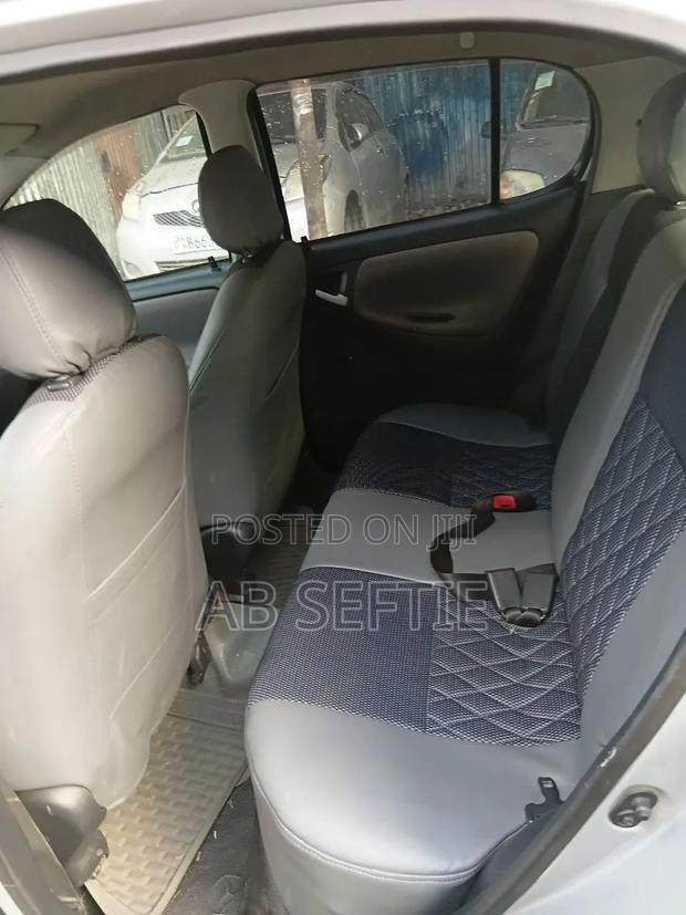 Toyota Vitz 2000 Silver