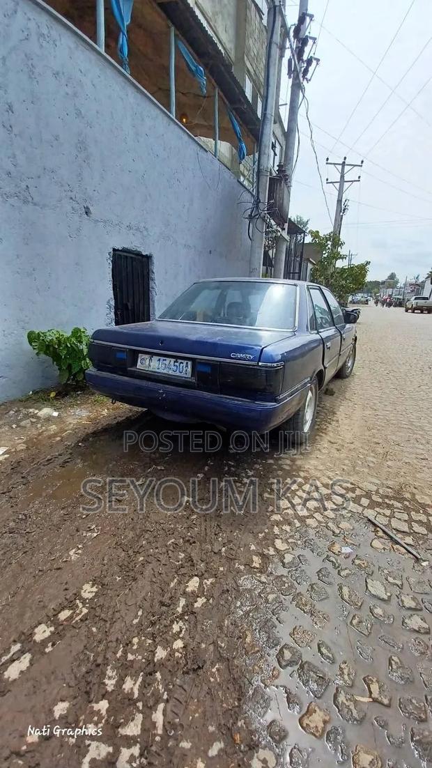 Toyota Camry 1987 Blue