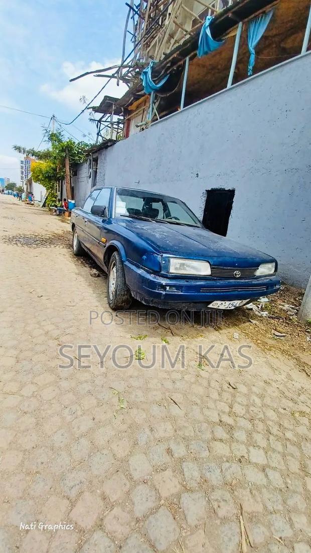 Toyota Camry 1987 Blue
