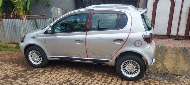 Toyota Vitz 2000 Silver