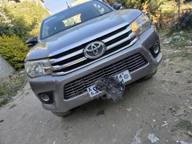 Toyota Hilux 2016 Gray