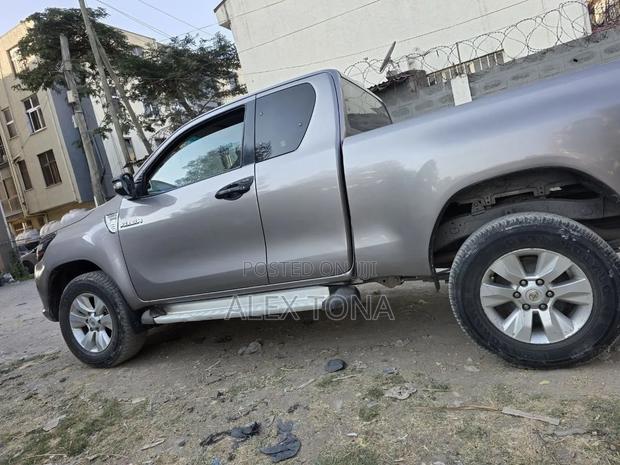 Toyota Hilux 2016 Gray
