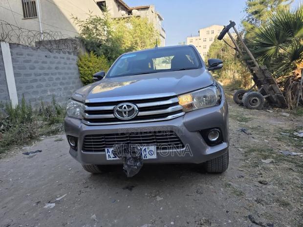 Toyota Hilux 2016 Gray
