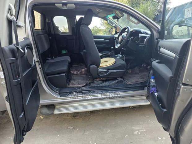 Toyota Hilux 2016 Gray