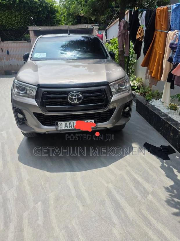 Toyota Hilux 2020 Gold