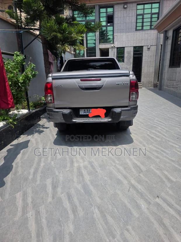 Toyota Hilux 2020 Gold