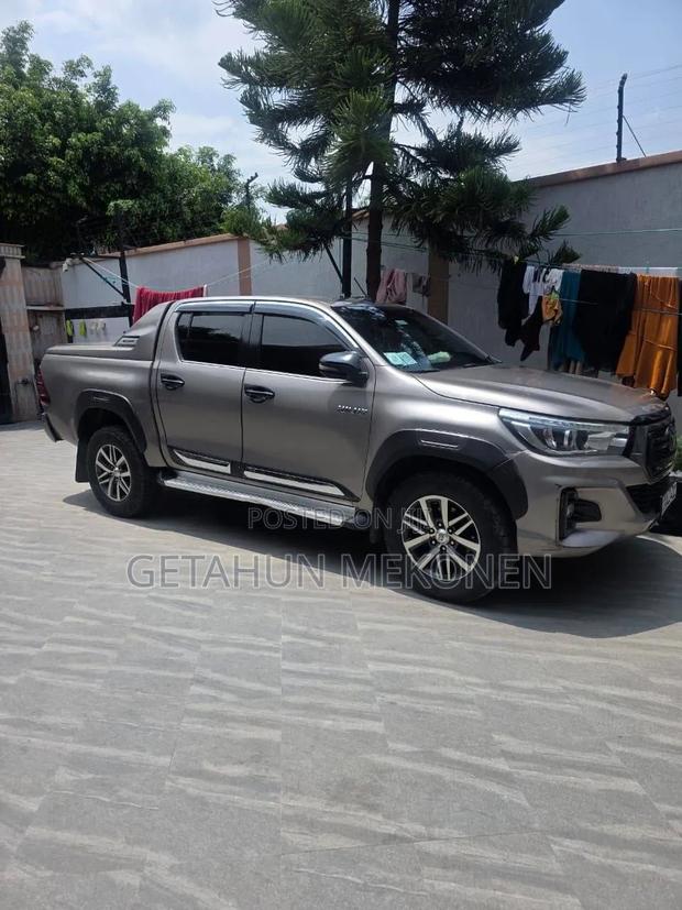 Toyota Hilux 2020 Gold