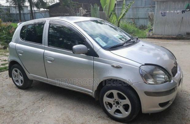 Toyota Vitz 2004 Silver