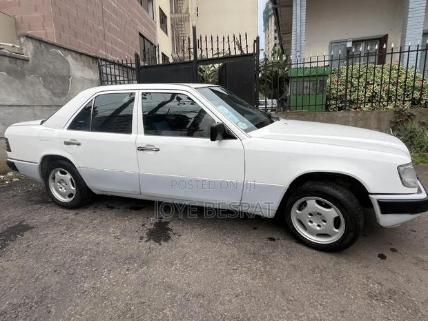 Mercedes-Benz 230E 1989 White