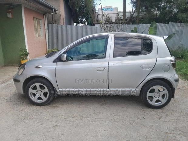Toyota Vitz 2004 Silver