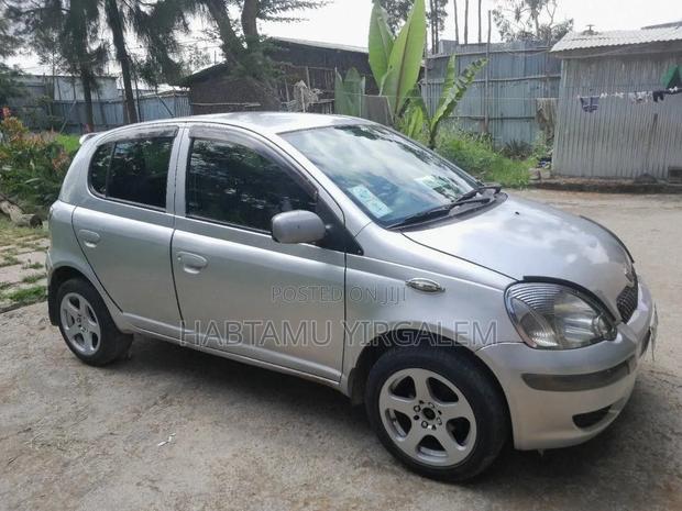 Toyota Vitz 2004 Silver