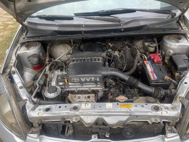 Toyota Vitz 2004 Silver