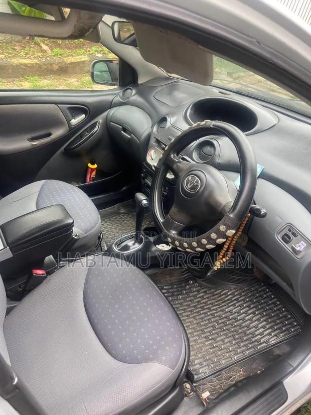 Toyota Vitz 2004 Silver