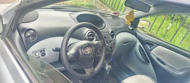 Toyota Vitz 2002 Silver