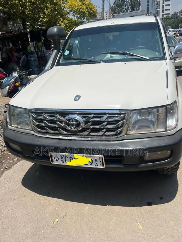 Toyota Land Cruiser 2005 White