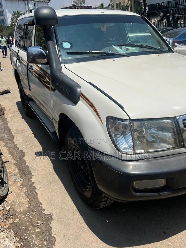 Toyota Land Cruiser 2005 White