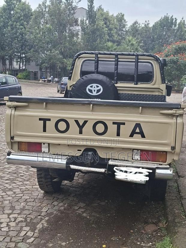 Toyota Land Cruiser 2012 Gold