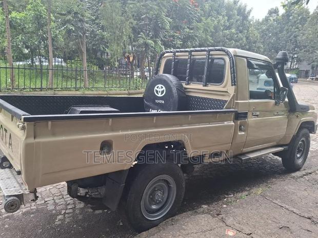 Toyota Land Cruiser 2012 Gold