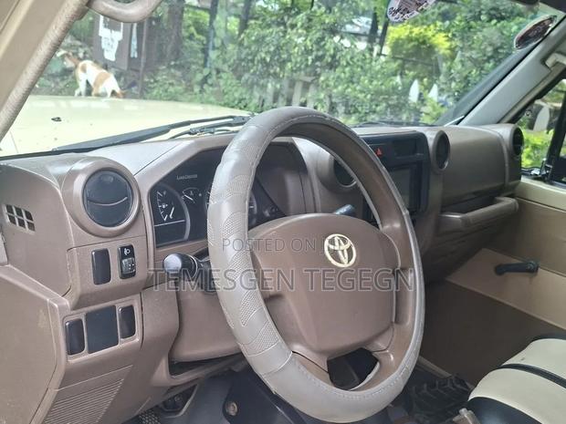 Toyota Land Cruiser 2012 Gold
