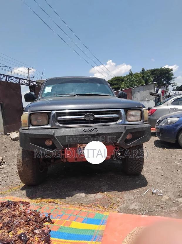 Toyota Hilux 1999 Black