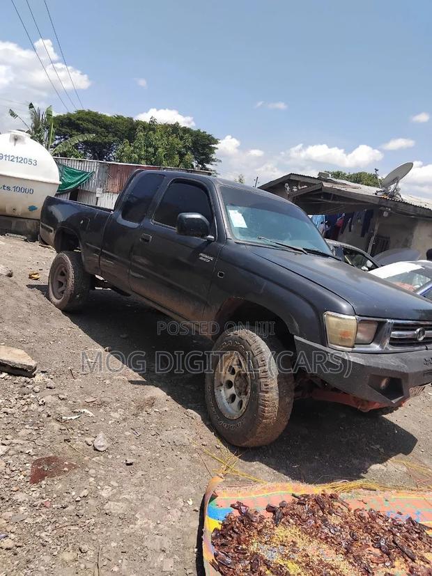 Toyota Hilux 1999 Black