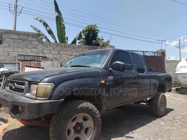 Toyota Hilux 1999 Black