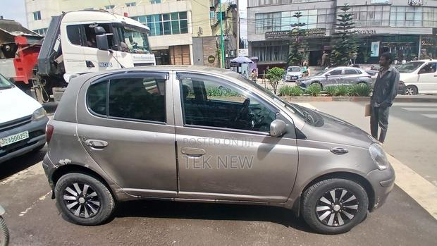 Toyota Vitz 2004 Silver