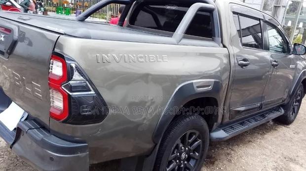 Toyota Hilux 2022 Orange